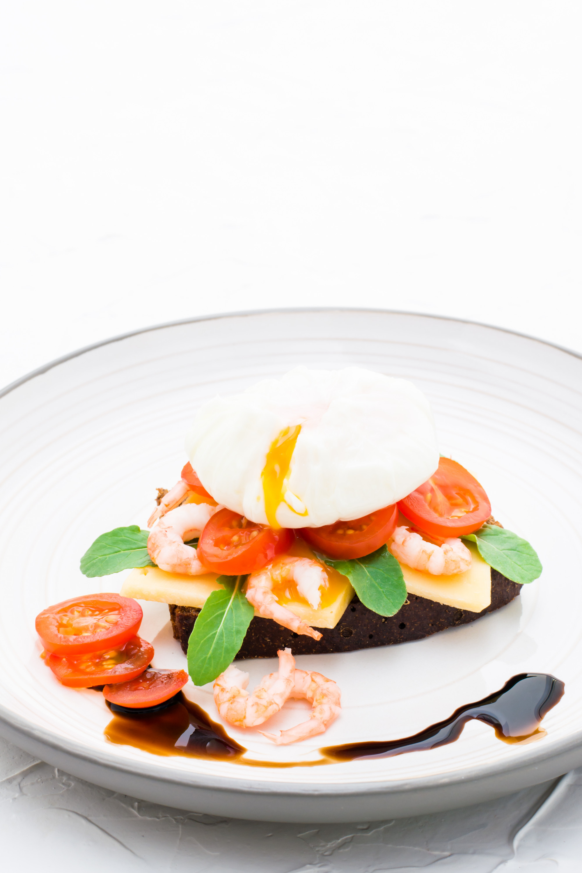 Primo piano su piatto gastronomico moderno