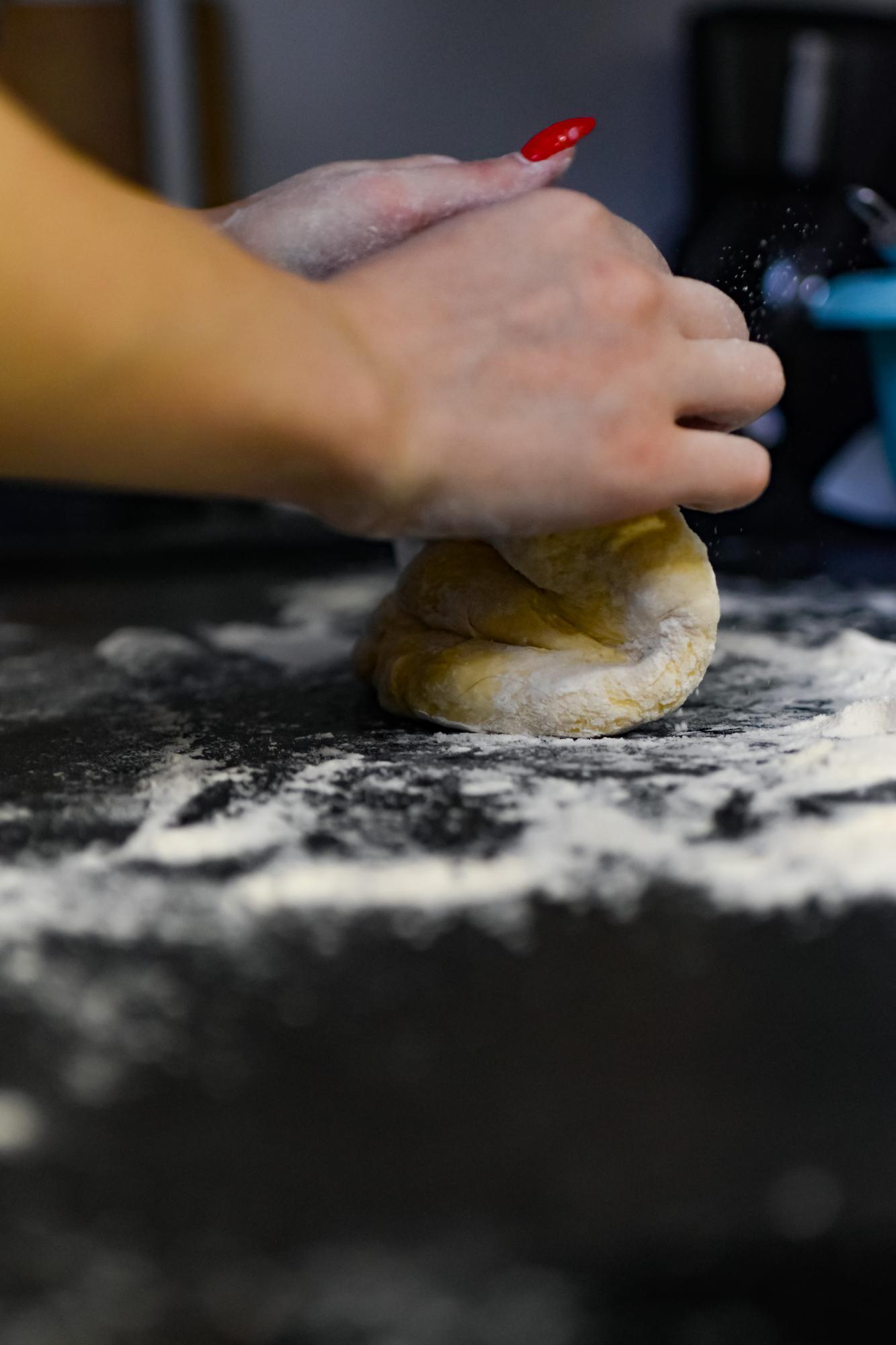 Dettaglio mani che impastano